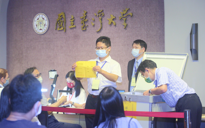台大6日举行临时校务会议，进行9位校长候选人推荐投票，工作人员晚间7点后进行开票。（张铠乙摄）