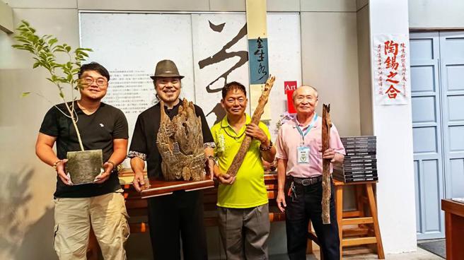（中国医药大学推广教育中心9月底开设沉香研习实作班，授课师资包括沉香雕刻大师李文武（左2）、中医师黄锦豊（右1）、沉香达人薛文进（右2）等。图／曾丽芳）