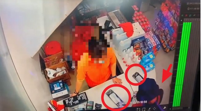 據悉兇嫌4日曾到萬華一處生活百貨買2把菜刀，疑似就是為了支解屍體，此外他捧著疑似裝有屍塊的垃圾袋畫面也曝光，令人不寒而慄。（翻攝畫面）