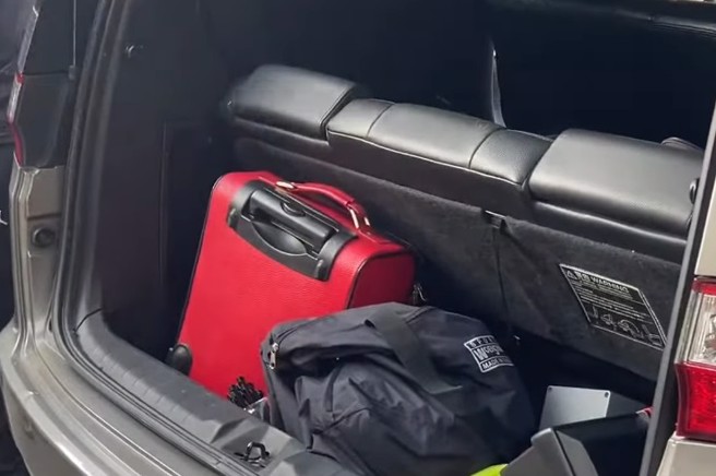 警方调阅监视器发现凶嫌将醒目的「红色行李箱」寄放于超商，拜托店员若凶嫌回来拿行李箱时，务必拖住对方，因此店员再次遇到凶嫌时，便藉故攀谈、拖延时间，让警方顺利逮人。（翻摄照片）