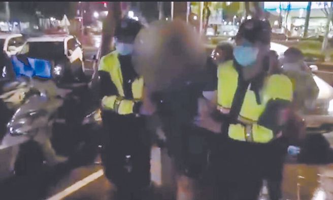 图为蔡姓男子随机尾随夜归女子，犯下性侵重罪，被警方循线逮捕画面。（翻摄画面／李文正台北传真）