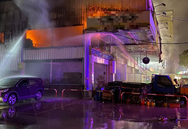 男子因收到火灾通报去停车场移车，却花了3小时才顺利将车子开走。（翻摄自脸书爆料公社）