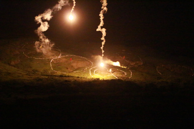 炮兵部队以120公厘迫炮发射照明弹，实施检验射击。（叶家玮摄）