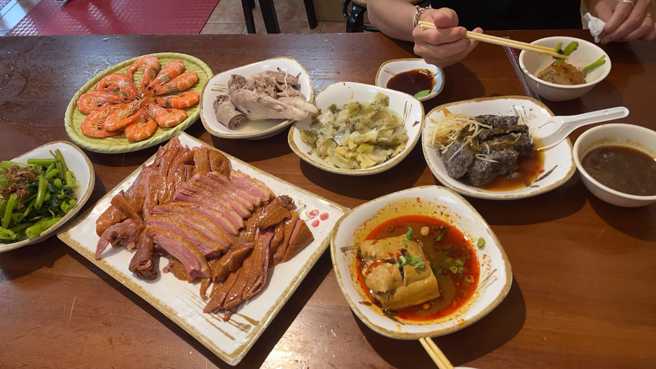 1名网友邀心仪女子吃饭，他抱怨女子点了整桌且全部吃光，花了他1260元，而他自己只吃了1碗鹅肉饭，骂「妳是饿多久了…我已动了放弃追求的念头了」。（翻摄自脸书「爆怨公社」）