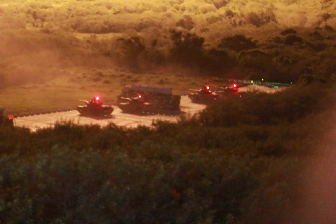 图为陆军8军团装甲564旅在屏东保力山执行「三军联合作战训练测考111-5、6号操演」。（叶家玮摄）