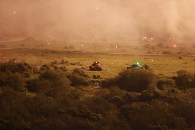 图为陆军8军团装甲564旅在屏东保力山执行「三军联合作战训练测考111-5、6号操演」。（叶家玮摄）