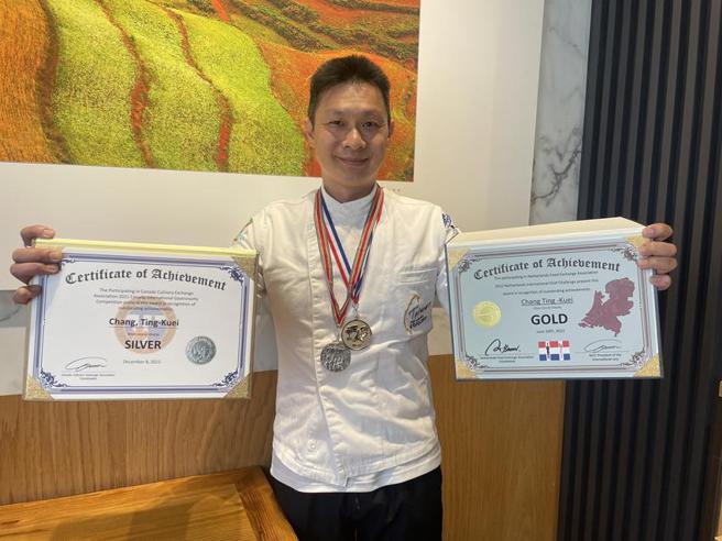 （张莛逵以台湾在地食材入菜，在荷兰国际餐饮挑战赛勇夺金牌！图／曾丽芳）