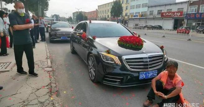 接親禮花散落一地，清潔工怒攔婚禮車。（圖／翻攝自微博）