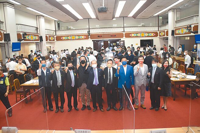 2日「儲能電池國產化扶植」公聽會後，立委陳歐珀（右四）、理事長楊敏聰（左三）與電電公會代表、報告人、與談人合影。圖／張秉鳳