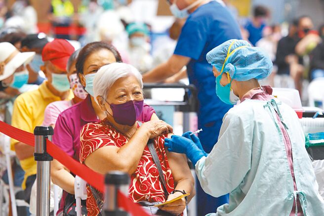 卫福部传染病防治谘询会预防接种组（ACIP）昨天决议，将分两阶段接种莫德纳BA.1双价疫苗，优先提供65岁以上长者等脆弱族群施打，预计本月底开打，图为长者接种疫苗。（本报资料照片）