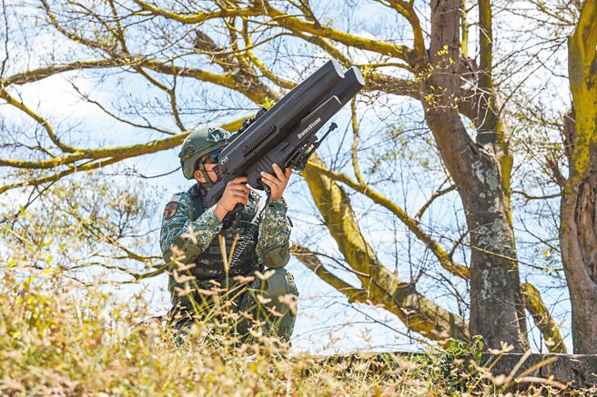 图为官兵演练使用干扰枪，对不明无人机实施GPS信号干扰及控制。（军闻社）