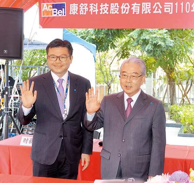 「新強國」中國大陸和「舊霸主」美國權力更迭，海基會董事長許勝雄（右）認為值此關鍵時刻，需要花代價調整。（本報資料照片）