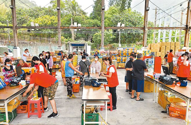 亚泥联手爱买开办行动超市，让地处偏远的花莲波士岸部落居民直呼有感，便民又利民。（亚泥提供）