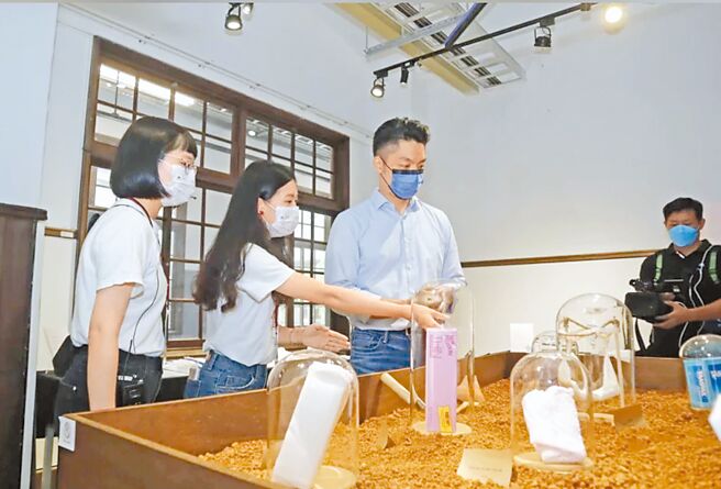 国民党台北市长参选人蒋万安（右二）5日参观「我们的『经』验」特展后，他表示，未来在卫生棉政策，不只提供给国中生，将扩大到国小和高中。（蒋万安竞选办公室提供／游念育台北传真）