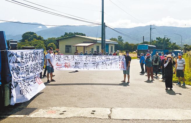台糖拟在台东池上设光电园区，近百名池上乡亲拉白布条走上街头，表达强烈反对。（民眾提供／庄哲权台东传真）