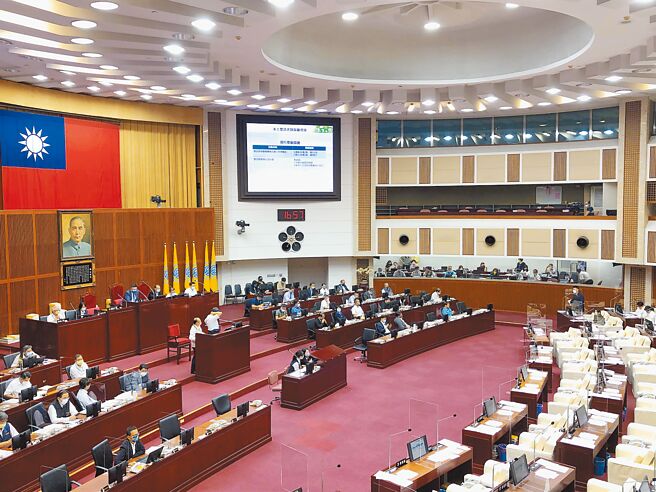 台北市公共化教保服务提升至7成，但市议员许家蓓发现，仍有不少家长反应抽不到幼儿园。图为台北市长柯文哲5日赴议会接受市政总质询。（张芷瑜摄）