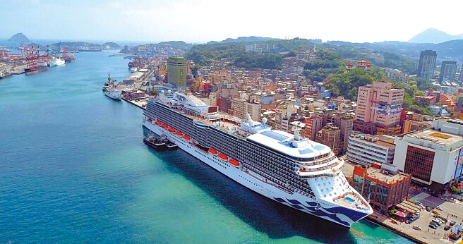 公主游轮宣布最快明年4月从欧洲派一艘10万吨级邮轮挂靠基隆港，可乘载3000人。图为公主游轮盛世公主号2018、2019年以基隆港为母港，长驻台湾。（公主游轮提供／陈彩玲基隆传真）