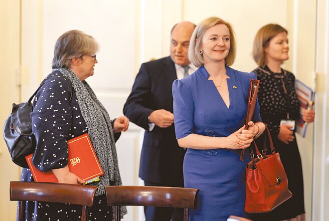 英国外交大臣特拉斯（Liz Truss，右二）5日当选执政保守党党魁，6日将出任新首相，登上英国政治之巅。（新华社）
