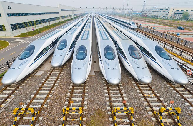 疫情封控下，造成大陆上半年的航空、铁路等运输业都严重亏损。图为大陆高铁。（中新社）