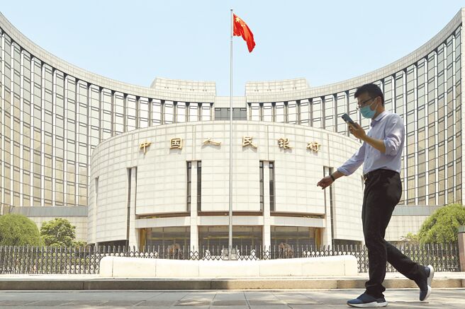 9月5日，据中国人民银行官网消息，中国人民银行决定，自2022年9月15日起，下调金融机构外匯存款准备金率2个百分点，即外匯存款准备金率由现行8%下调至6%。图为市民经过位于北京的中国人民银行。（中新社）