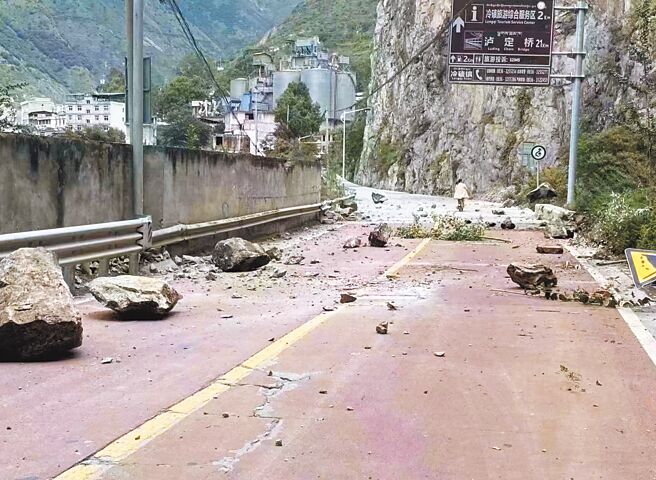 四川甘孜州泸定县5日中午12时52分发生规模6.8级地震、震源深度16公里，统计至5日晚间已导致雅安市石棉县14人、甘孜州7人等至少21人不幸罹难。图为山石掉落在四川省甘孜州泸定县冷碛镇附近的道路上。（新华社）
