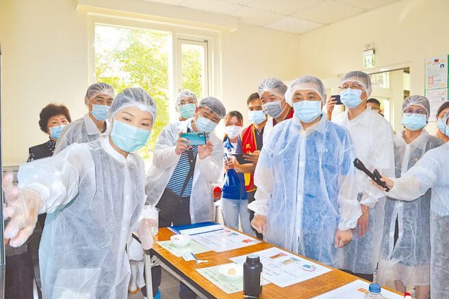 新北市长侯友宜昨日到树林区武林国小自立午餐厨房，他表示，新北辖内已有157所学校食用自立厨房午餐，预计2023年完成供应165校。（蔡雯如摄）