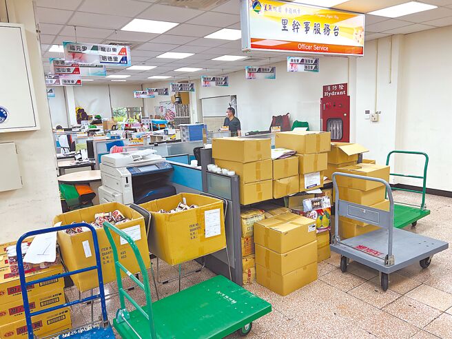 里干事近年因疫情严峻，工作量爆增，不时传出扛防疫包扭伤、关怀慰问电话讲到烧声等职业伤害，桃园市议员5日为里干事抱屈，呼吁师法台北回归1里1干事。（蔡依珍摄）