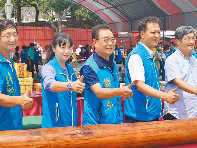 国民党提名苗栗县长参选人谢福弘（中）昨天抛出体育相关政见，他称上任县长将增设各类型的体育场所及设施。（谢福弘竞选团队提供／李京升苗栗传真）