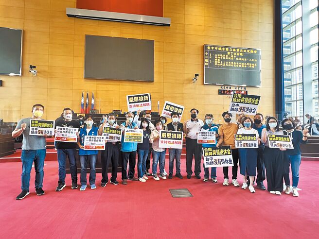 国民党台中市议员拿着写有「严惩狼师，支持依法解聘」手板，高喊「我们要开会」。（林欣仪摄）