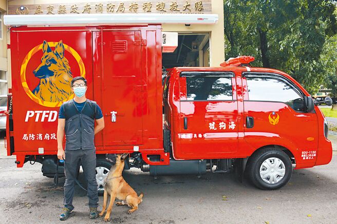 屏县消防局获赠专业搜救犬车。（林和生摄）