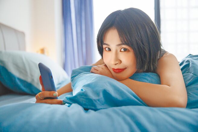 曾沛慈在MV中以独角戏方式演绎相思之情。（亚神音乐提供）