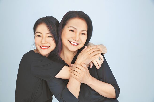 小S（左）与S妈分享利用高情商化解尷尬问题。（金星文创提供）
