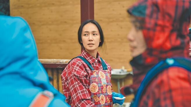 小薰在《哈勇家》的表现平实自然，完全融入一家人中。（华映提供）