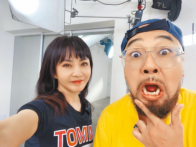 柴智屏（左）斜杠YouTuber，先向前辈「美丽本人」请益。（群星瑞智提供）