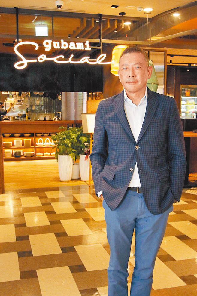 新光三越总经理吴昕阳指出，今年业绩暴衝，1至8月业绩成长两位数。（徐亦桥摄）