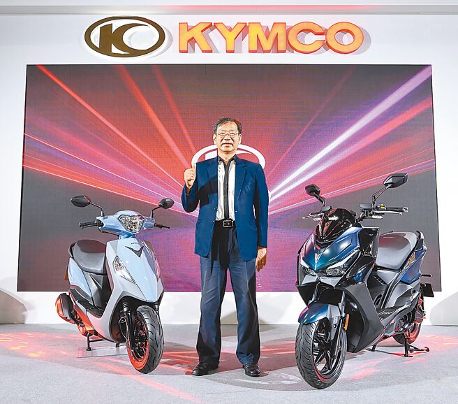 KYMCO执行长柯俊斌亲自发表「国民神车」新豪迈125（左）及KRV MOTO 180（右）。（KYMCO提供）