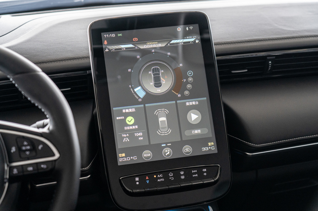 12.3 吋觸控螢幕可完整顯示各式車輛狀況與娛樂系統操控。(圖/2gamesome)