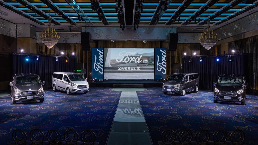 New Ford Tourneo Custom福特旅行家車系新登場，新增九人座Kombi車型，搶攻台灣130萬內商旅市場真空帶；左起九人座Kombi車型搭配IPC無障礙套件、九人座Kombi車型、八人座豪華型、九人座尊爵型。(圖/福特)