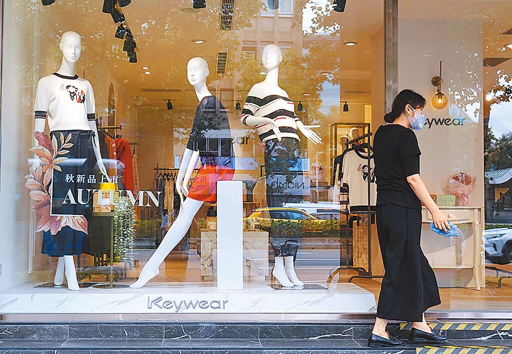 人力銀行6日公布調查指出，2022年整體63個產業的高低薪產業數量占比，其中41個產業平均月薪低於平均線，集中於住宿餐飲、批發零售、運輸倉儲、教育藝文、婚攝美容美髮、社會福利等。圖為民眾行經北市東區商圈一家服飾店前。（中央社）