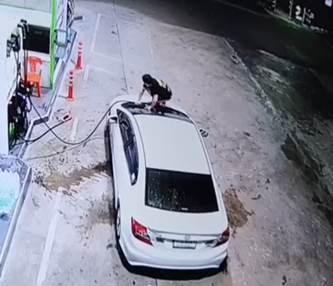 年约28岁台籍男子疑似嗑药过头、失去理智，深夜持刀在当地乌泰（Uthai District）一处加油站閒晃。(图/截自@RDnewsOnline脸书 )