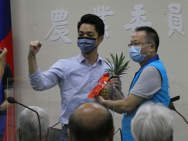 国民党台北市长参选人蒋万安选情始终无法拉开，泛蓝基本盘未归队是主因。前立法院长王金平上周六邀宴蓝营要角与名嘴级北市议员，当面给蒋意见，直指蒋决策圈太小、切割深蓝失策，还像贵公子不够接地气，也缺论述主轴，应做调整。（周志豪摄）