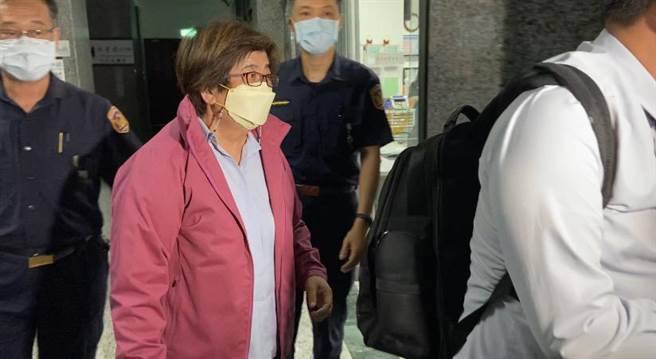 罗东镇长吴秋龄讯后，面对媒体提问无回应，即上车离去。（吴佩蓉摄）