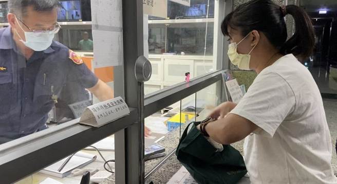 罗东镇长吴秋龄的女儿带20万现金至地检署帮妈妈办保。（吴佩蓉摄）