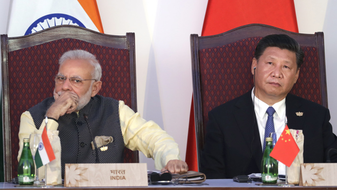 印度與中國這些年來持續在亞洲爭奪領導地位，中國在這場競爭中最自豪的是經濟發展，但近年來印度經濟急起直追，對中國形成不小的壓力。圖為印度總理莫迪（左）與中國國家主席習近平（右）在2016年於印度舉行的金磚5國峰會上。（圖／美聯社）