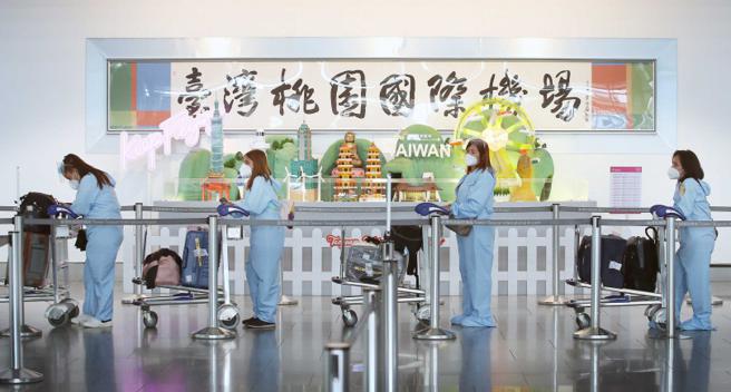 在疫情趋缓后，大批移工重回台湾，因此人头门号数量又回到疫情前的水平。（图／报系资料照）