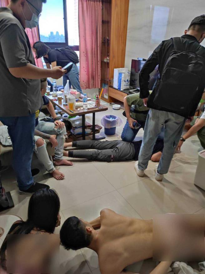 彰化警方日前查获1假交友、假投资诈团，直捣设在高雄大楼内的水房，逮捕主嫌情侣檔等4人。（图／警方提供）