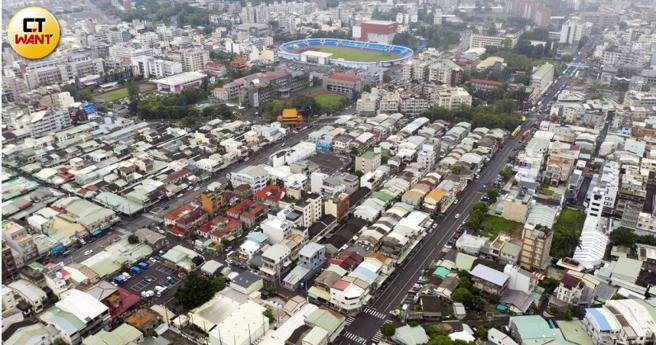 位于嘉义市区的国光新村是中油的劳工住宅，但近日却因为调涨租金问题，遭到住户抗议。（图／影音组摄）