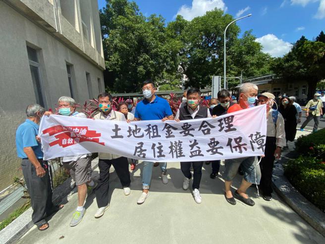 因为中油多次调涨租金，不少住户无力支付，因此曾多次上街抗议。（图／翻摄画面）