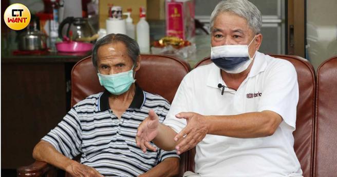 阿水伯与阿明伯都在当地居住超过50年，对于租金节节攀升，都担心自己晚年生活不保。（图／赵世勋摄）