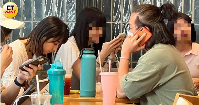 阿喜與友人日前被本刊直擊泡咖啡廳。（圖／本刊娛樂組）